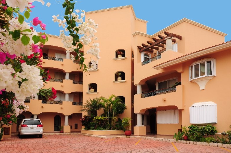 http://www.puertoaventurasrentals.com/custimages/QL102building.jpg