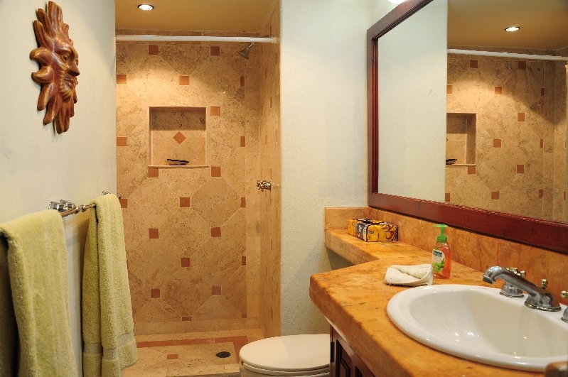 http://www.puertoaventurasrentals.com/custimages/QL102guestbath.jpg