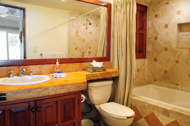 http://www.puertoaventurasrentals.com/custimages/QL102masterbath.jpg