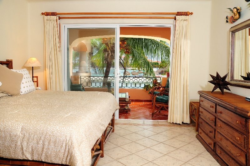 http://www.puertoaventurasrentals.com/custimages/QL102masterbdr1.jpg