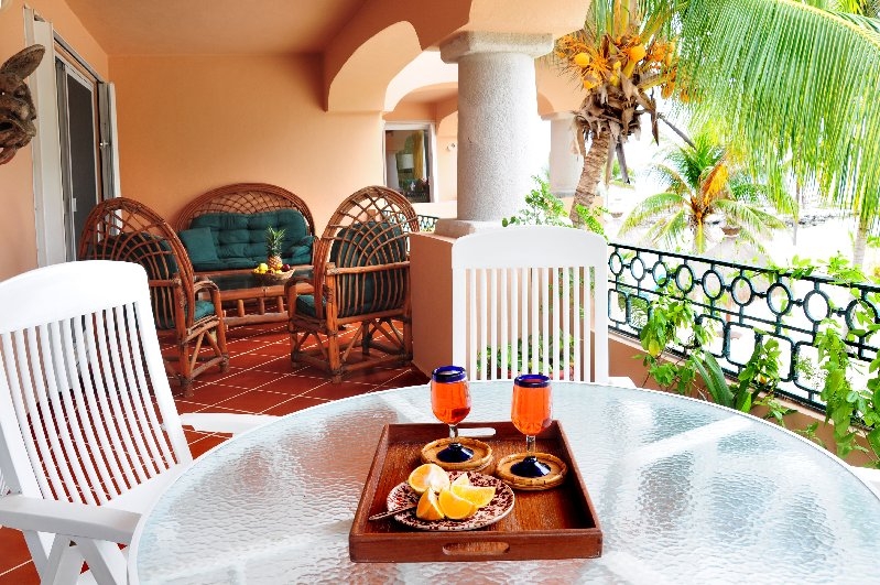 http://www.puertoaventurasrentals.com/custimages/QL102terrace2.jpg