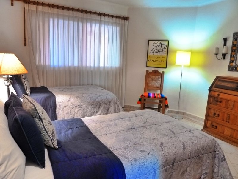 http://www.puertoaventurasrentals.com/custimages/QuintaLuna102GuestBedroom.JPG