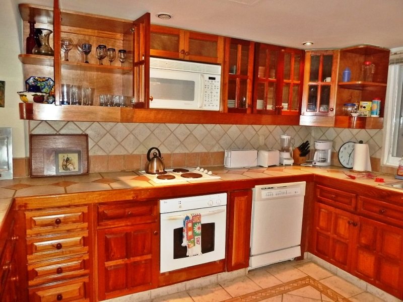 http://www.puertoaventurasrentals.com/custimages/QuintaLuna102Kitchen1.JPG