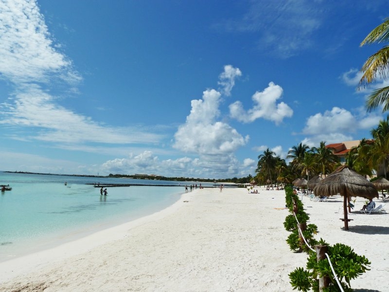 http://www.puertoaventurasrentals.com/custimages/VDM1beach.jpg