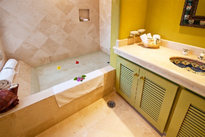 http://www.puertoaventurasrentals.com/custimages/puertoaventuras_CasaAmanecer3.jpg